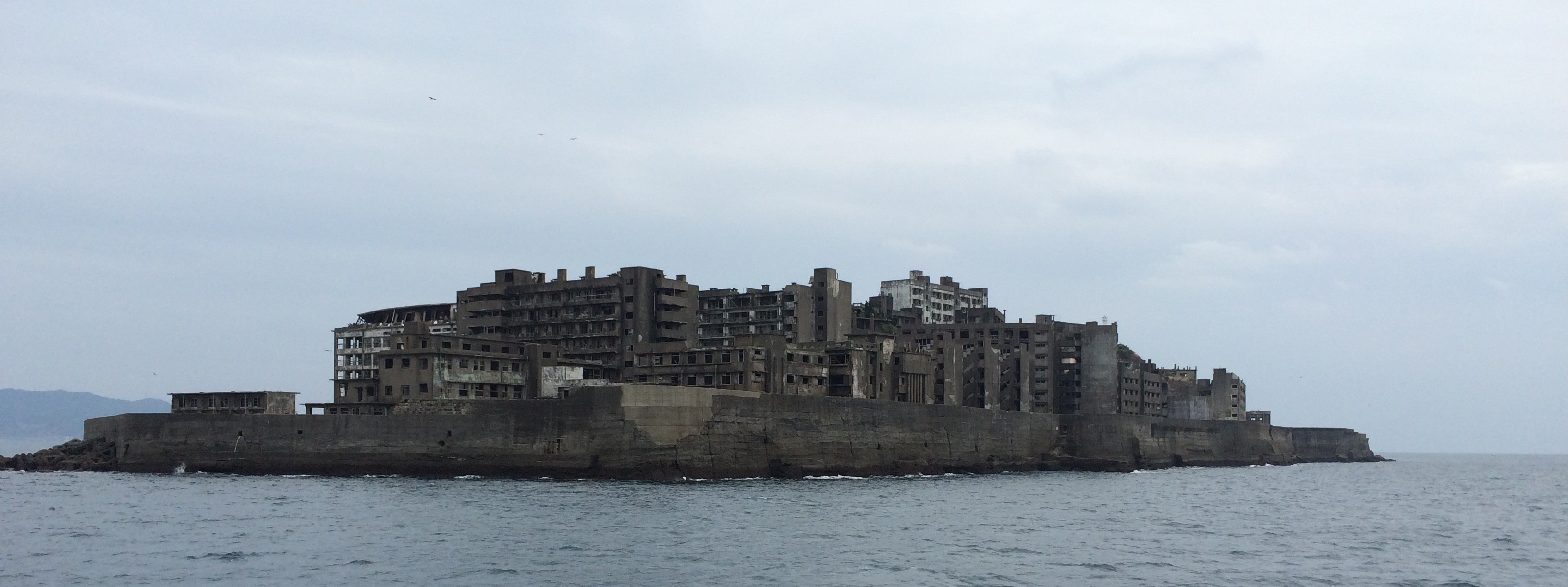 日本最古のRC造の集合住宅　軍艦島のマンション