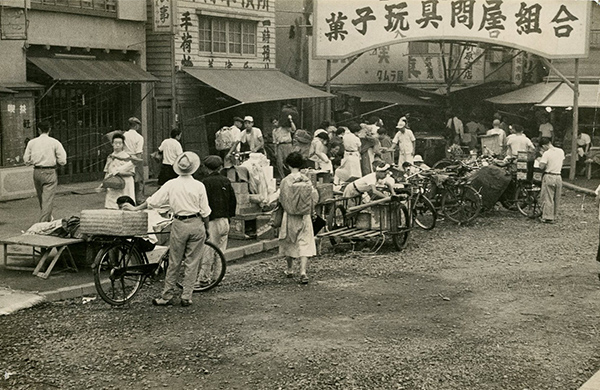 日暮里駅前問屋街（昭和29年）1954年画像提供／荒川区