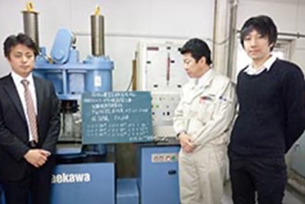 テストピースの圧縮強度試験 (参考写真)